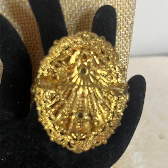 Vintage Cameo Brooch with Gold Detailing - Picture 5 of 5